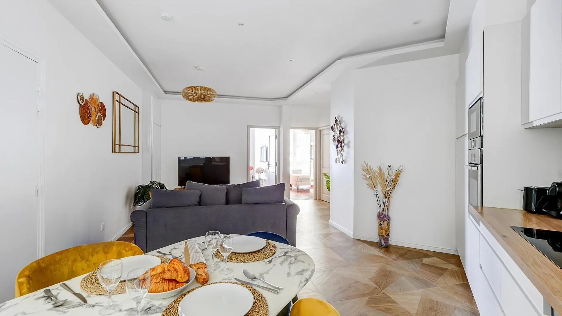 Apartment Martine Suite, Place De La Republique Paris France
