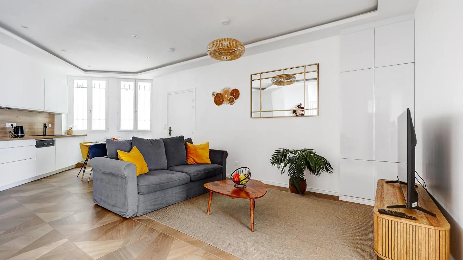 Martine Suite, Place De La Republique Paris
