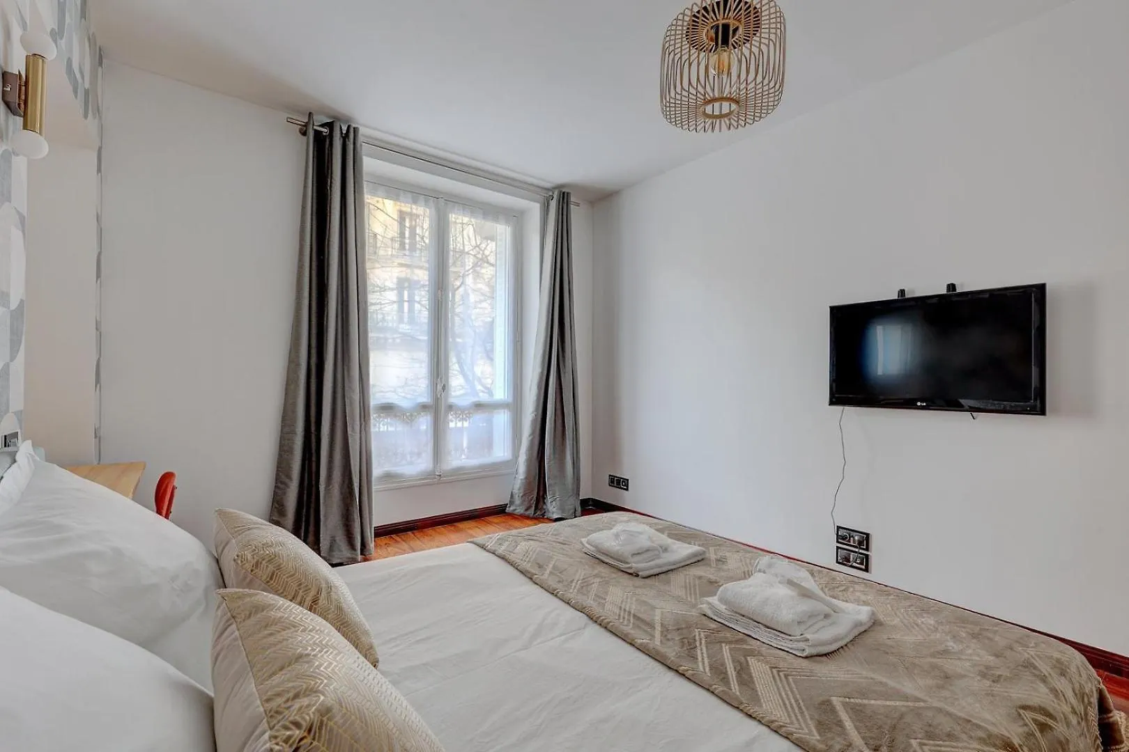 Martine Suite, Place De La Republique Paris