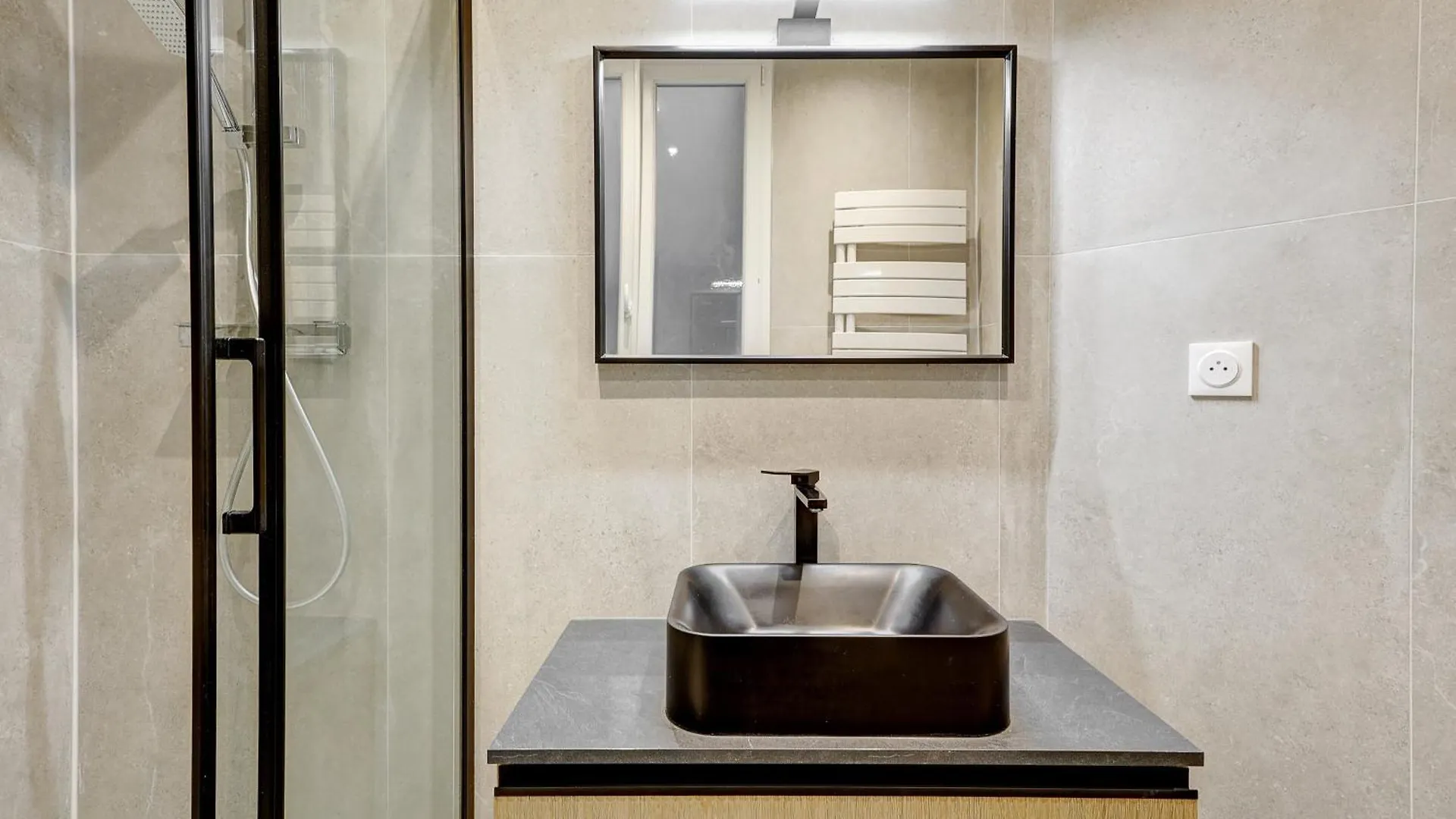 Martine Suite, Place De La Republique Paris Fransa